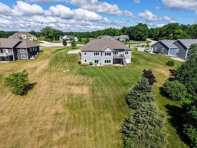 1852 Hunters TRAIL, West Bend, WI 53090