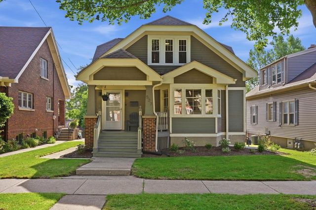 527 S 7th AVENUE, West Bend, WI 53095