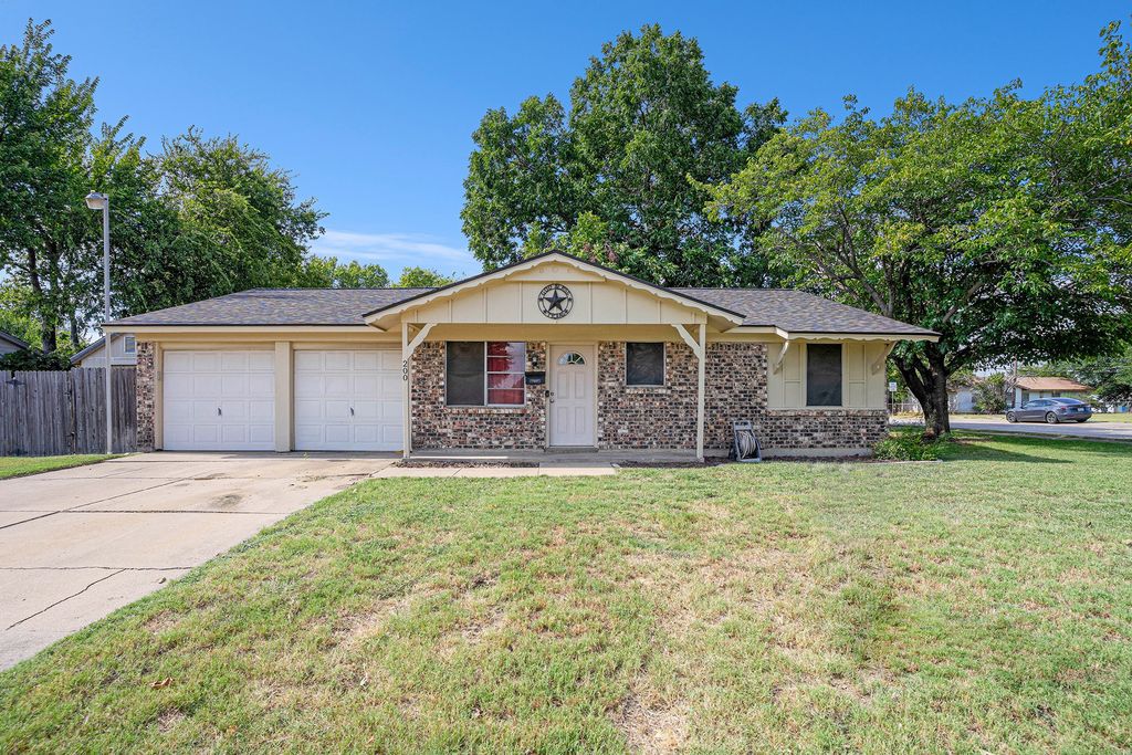 200 SW Thomas Street, Burleson, TX 76028
