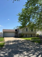 2818 Rocksbury, Bloomington, IL 61704
