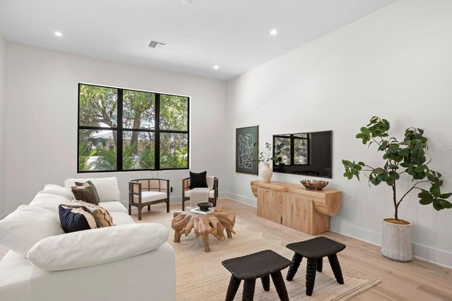 4305 W ZELAR STREET, Tampa, FL 33629