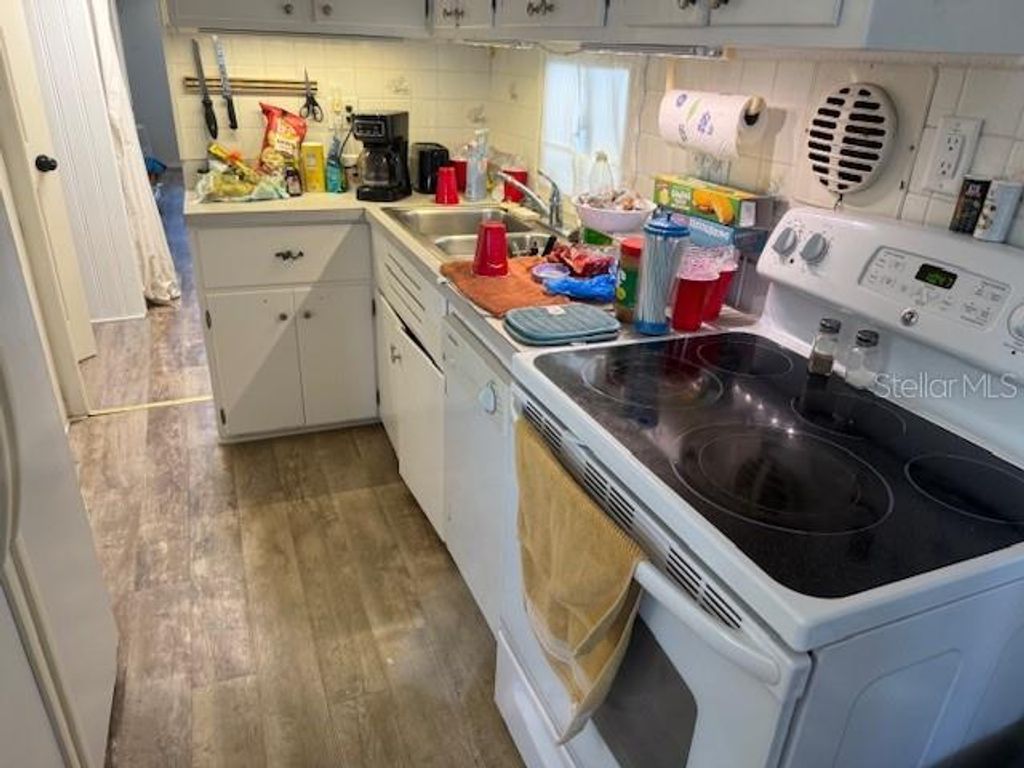 Image 4 of property listing at 620 49TH AVENUE W, Bradenton, FL 34207