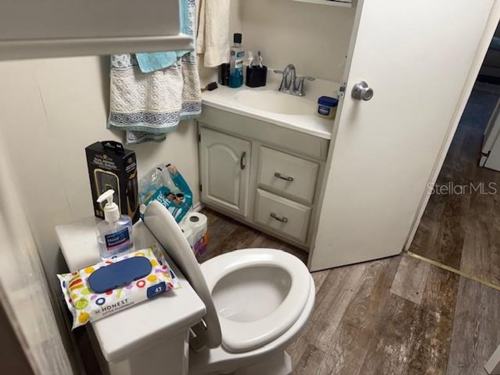 Image 7 of property listing at 620 49TH AVENUE W, Bradenton, FL 34207