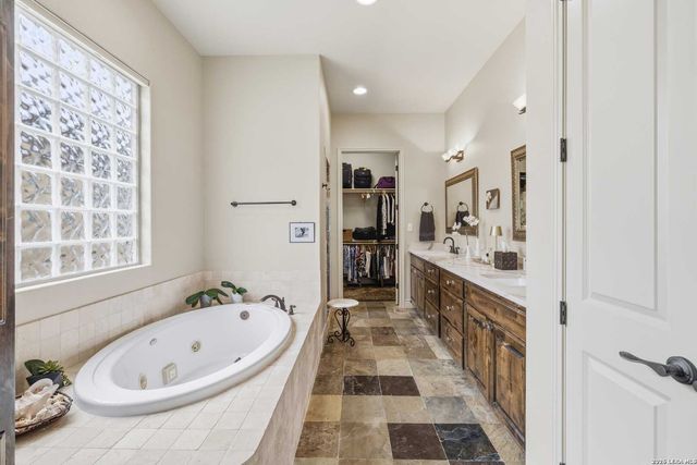 2796 Indian Wells, Kerrville, TX 78028