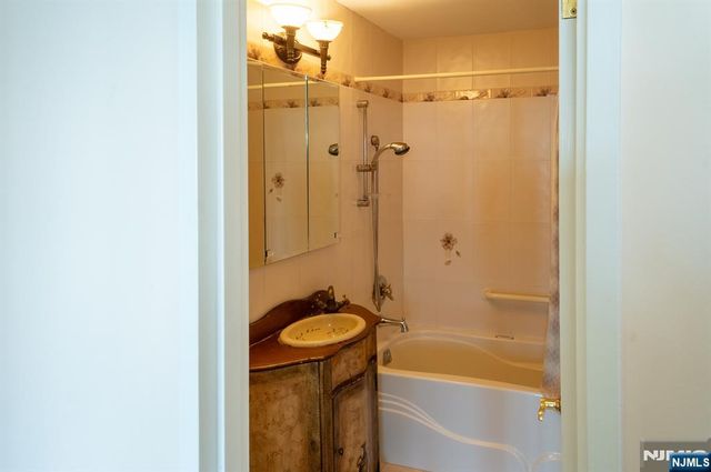 555 North Avenue 20F, Fort Lee, NJ 07024