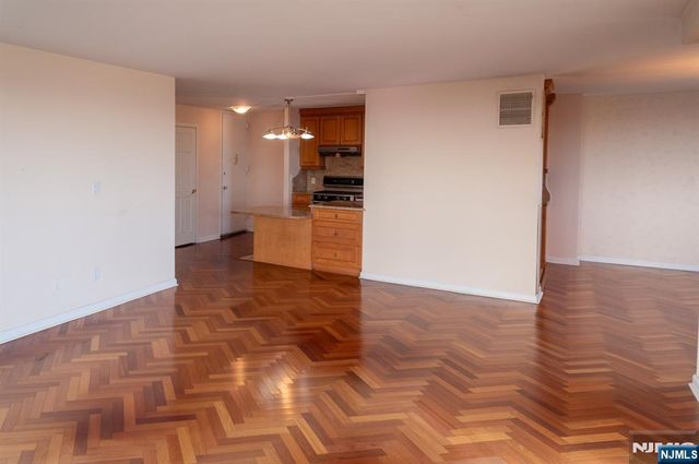 555 North Avenue 20F, Fort Lee, NJ 07024