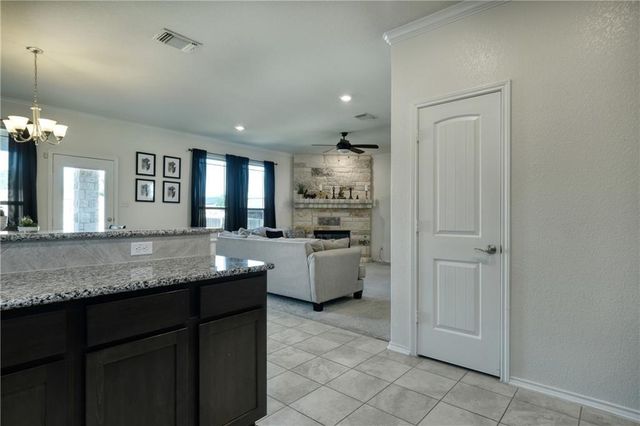 521 Bradford LN, Hutto, TX 78634