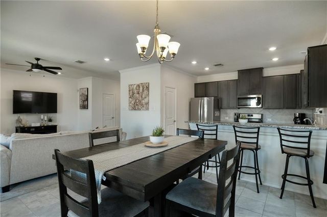 521 Bradford LN, Hutto, TX 78634