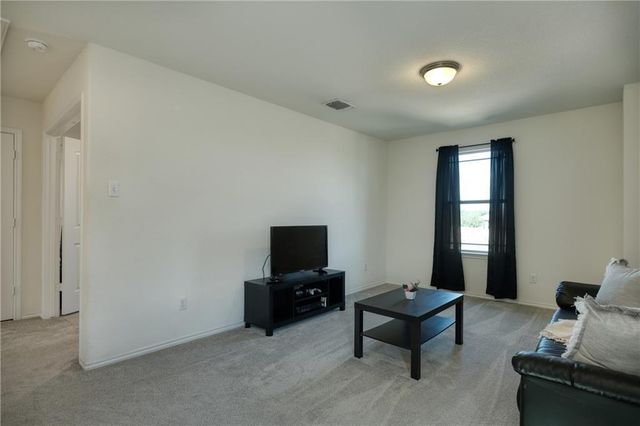 521 Bradford LN, Hutto, TX 78634