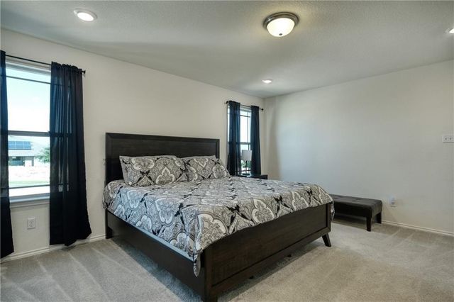 521 Bradford LN, Hutto, TX 78634