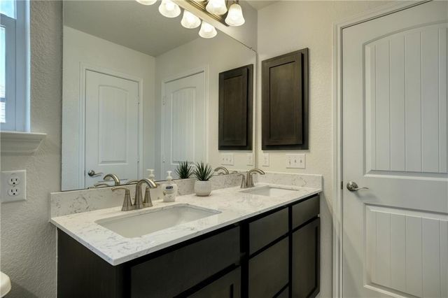 521 Bradford LN, Hutto, TX 78634