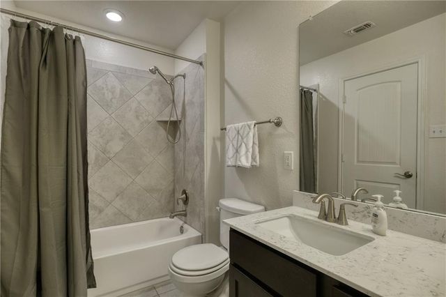 521 Bradford LN, Hutto, TX 78634