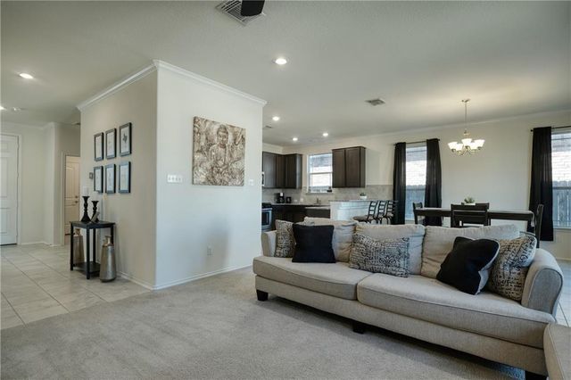 521 Bradford LN, Hutto, TX 78634