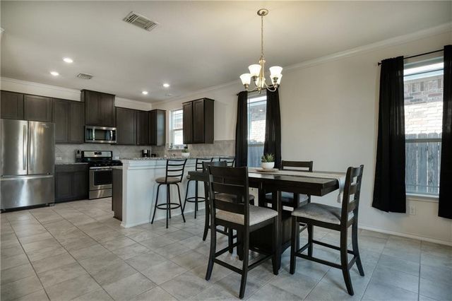 521 Bradford LN, Hutto, TX 78634