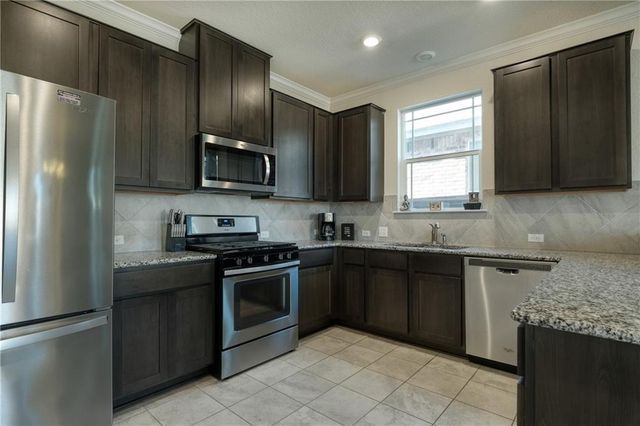 521 Bradford LN, Hutto, TX 78634