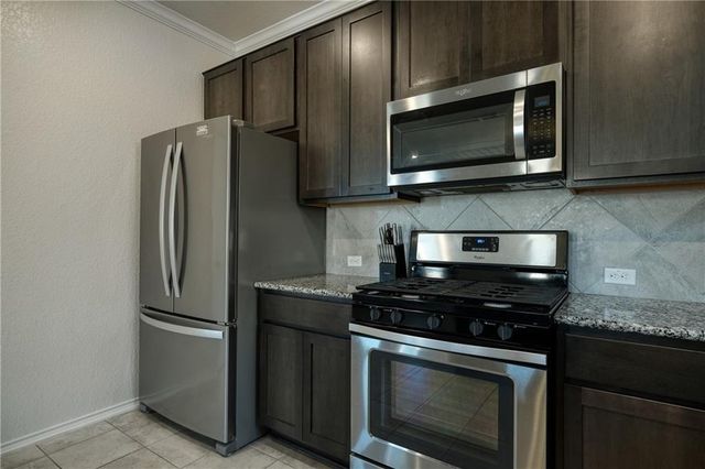 521 Bradford LN, Hutto, TX 78634