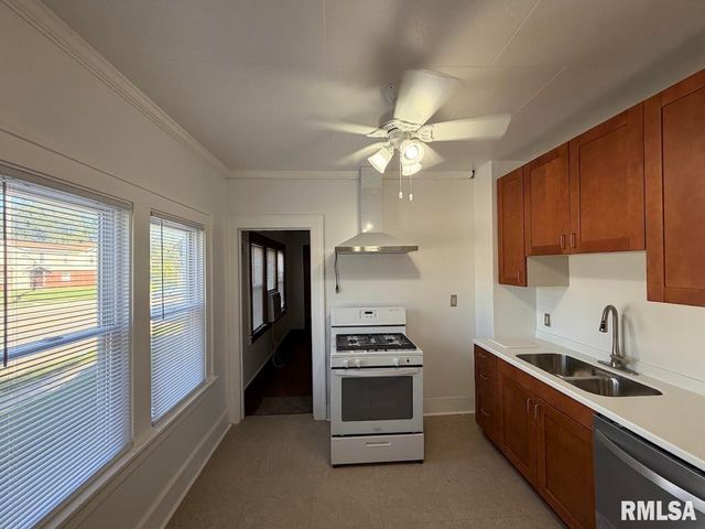 2208 W FORREST HILL Avenue, Peoria, IL 61604