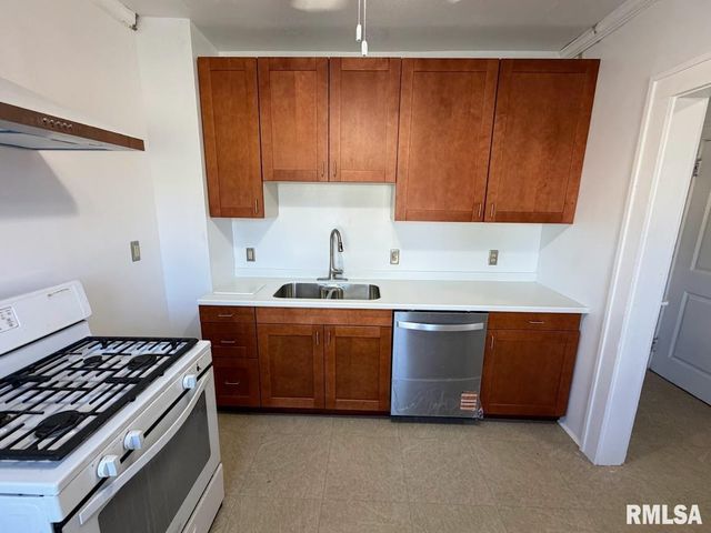 2208 W FORREST HILL Avenue, Peoria, IL 61604