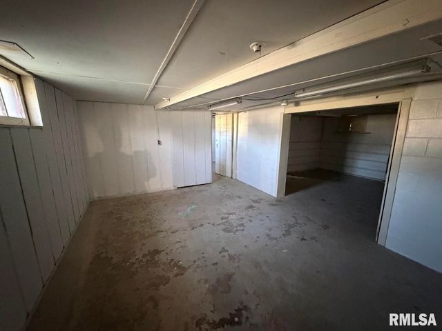 2208 W FORREST HILL Avenue, Peoria, IL 61604