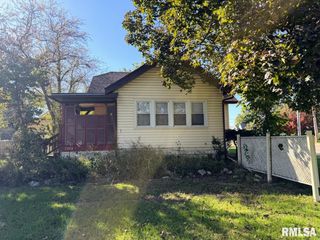 2208 W FORREST HILL Avenue, Peoria, IL 61604