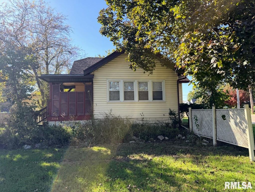 2208 W FORREST HILL Avenue, Peoria, IL 61604