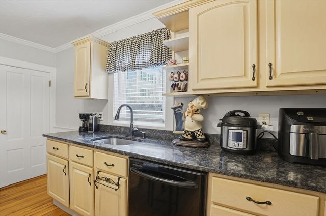 23 Dryden Street, Worcester, MA 01605