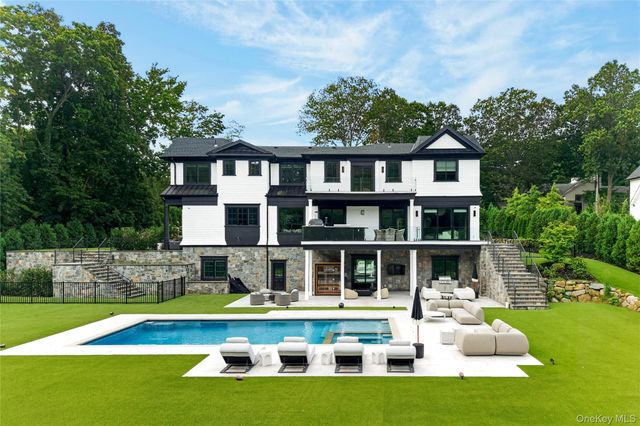 95 Spruce Street, Roslyn Harbor, NY 11576