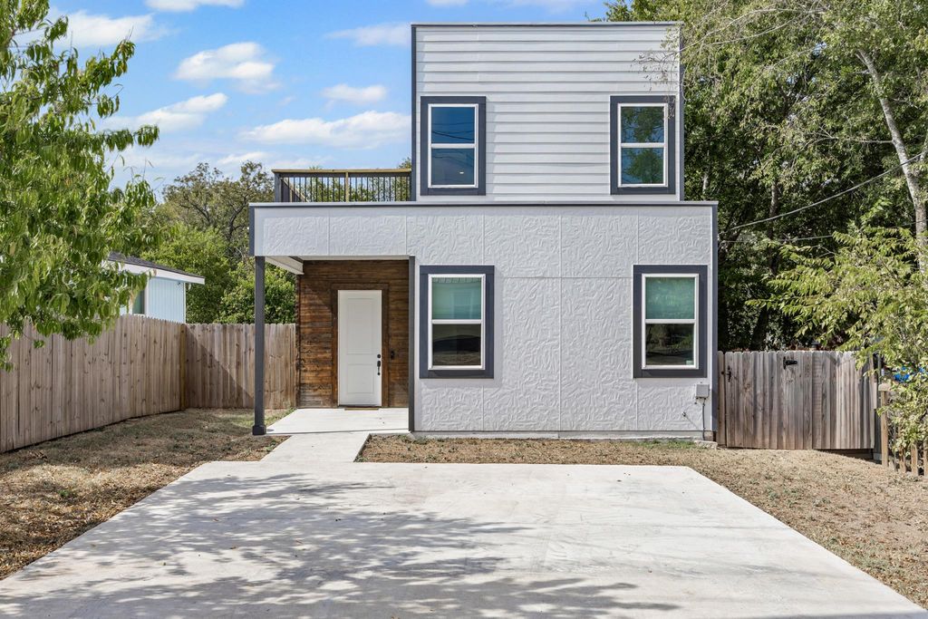 813 Chihuahua ST, Lockhart, TX 78644
