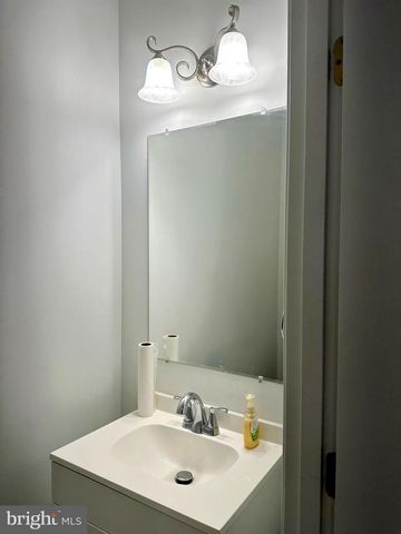 1529 N BOND ST, Baltimore, MD 21213
