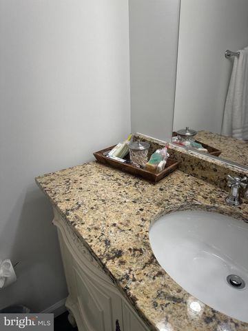 1529 N BOND ST, Baltimore, MD 21213