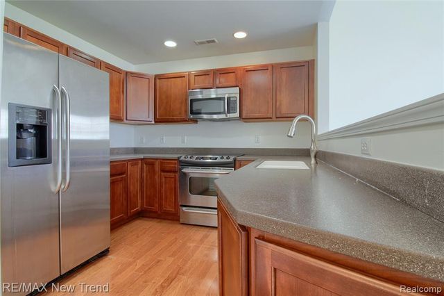 28021 Hopkins Drive, Novi, MI 48377