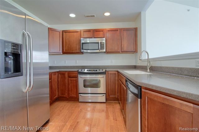 28021 Hopkins Drive, Novi, MI 48377
