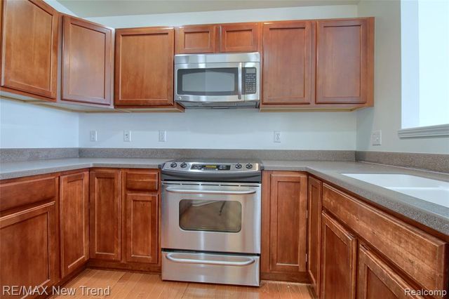 28021 Hopkins Drive, Novi, MI 48377