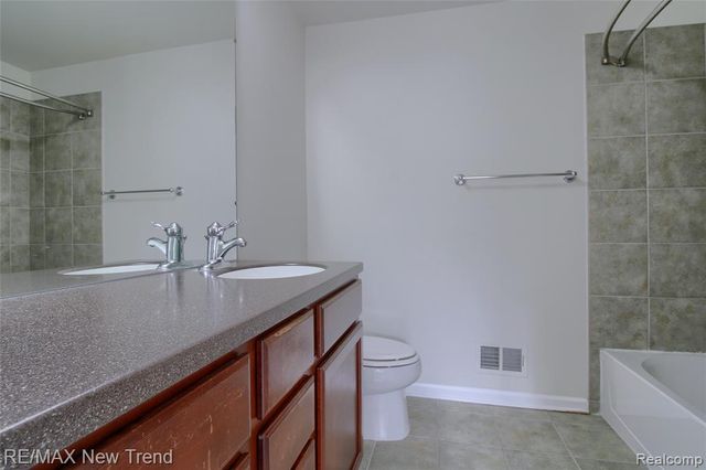 28021 Hopkins Drive, Novi, MI 48377