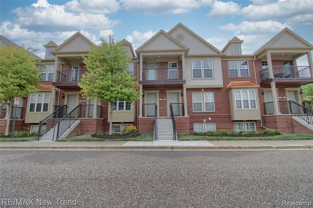28021 Hopkins Drive, Novi, MI 48377