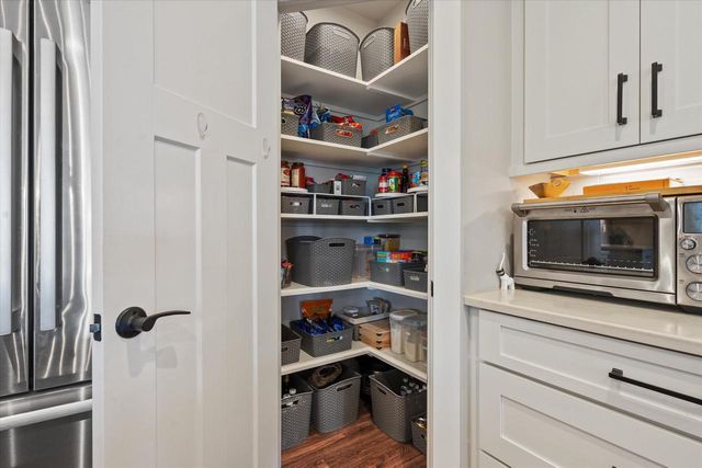 17860 Greenbrier DRIVE, Brookfield, WI 53045