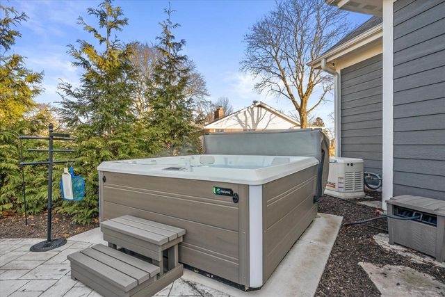 17860 Greenbrier DRIVE, Brookfield, WI 53045