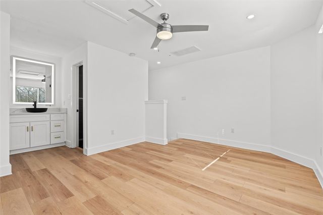 2706 Wheless LN 401, Austin, TX 78723