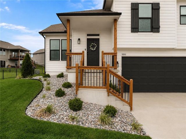 18911 Weaver Street, Spring Hill, KS 66083