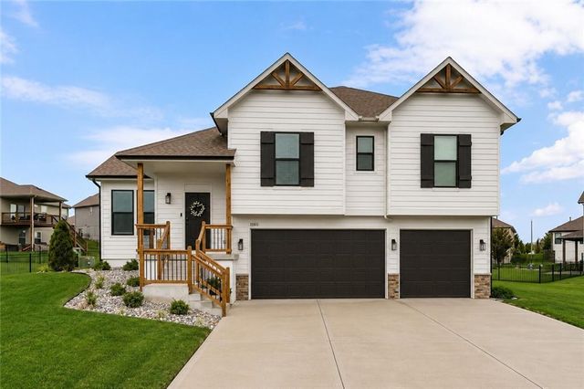 18911 Weaver Street, Spring Hill, KS 66083