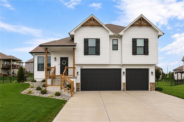 18911 Weaver Street, Spring Hill, KS 66083