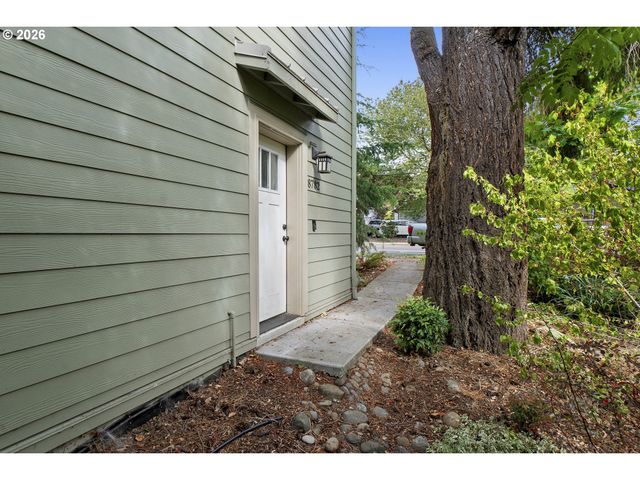 8780 Se FLAVEL St, Portland, OR 97266