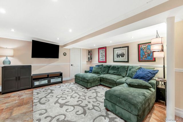 1918 Ditmars Boulevard, Astoria, NY 11105