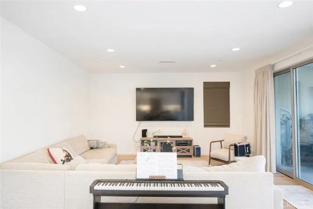 279 Barnes, Tustin, CA 92782