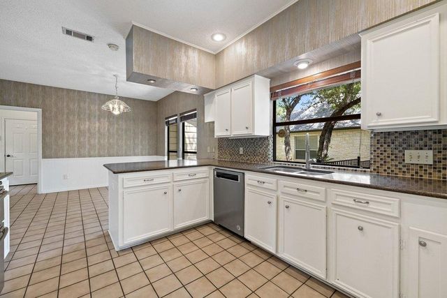 110 Blue Jay DR, Lakeway, TX 78734