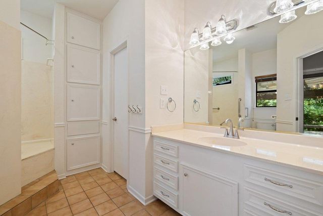 110 Blue Jay DR, Lakeway, TX 78734