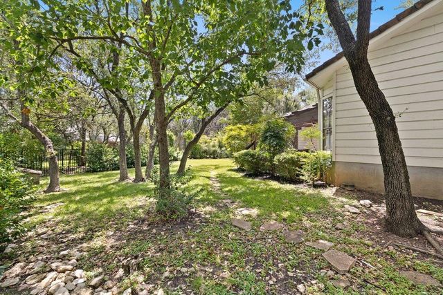 110 Blue Jay DR, Lakeway, TX 78734