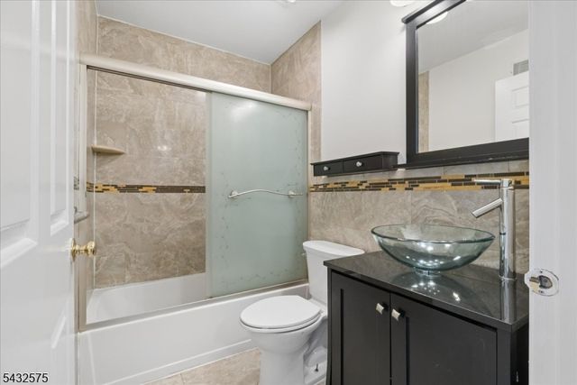 6001 N Oaks Blvd 6001, North Brunswick Twp., NJ 08902