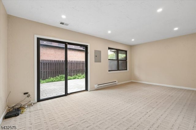 6001 N Oaks Blvd 6001, North Brunswick Twp., NJ 08902