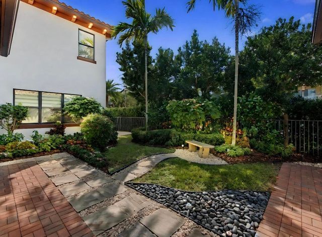 8125 Hobbes Way, Palm Beach Gardens, FL 33418